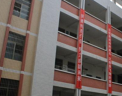 广汉市第二中学学校正面
