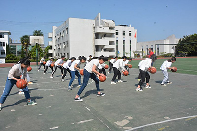 自贡市旅游职业高级中学学生篮球课